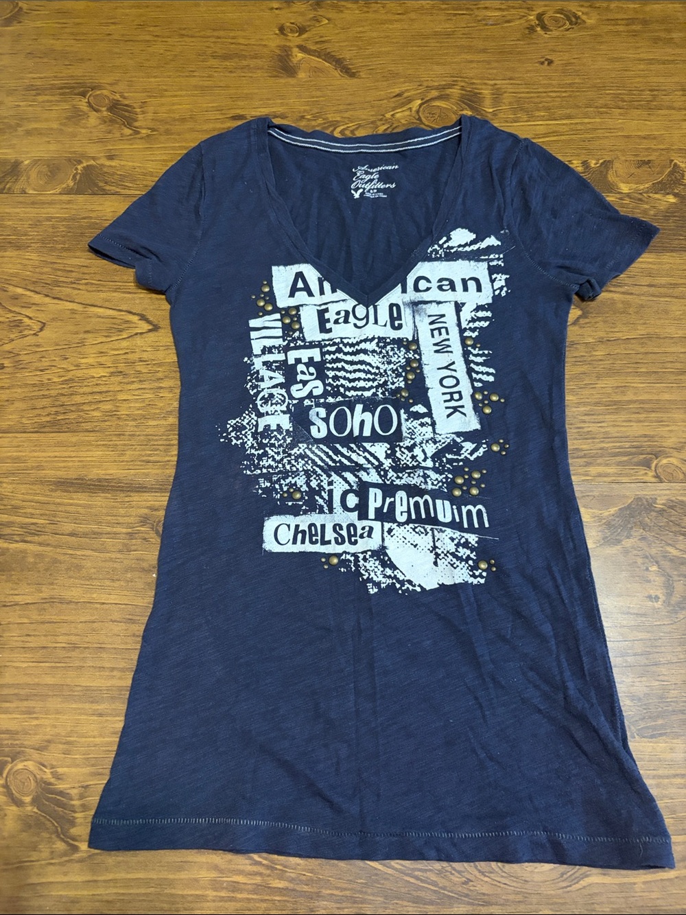 American Eagle Y2K NYC Soho Studded Graphic V Neck Tee S